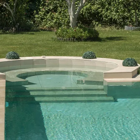 Vanesa Retreat, 3br With Lush Outdoor Oasis By Mana Gers Villa Romírion