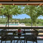 Vanesa Retreat, 3br With Lush Outdoor Oasis By Mana Gers Romírion