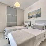 Vanesa Retreat, 3br With Lush Outdoor Oasis By Mana Gers Romírion