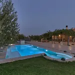 Vanesa Retreat, 3br With Lush Outdoor Oasis By Mana Gers Romírion