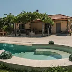 Villa Vanesa Retreat, 3br With Lush Outdoor Oasis By Mana Gers Romírion