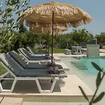 Villa Vanesa Retreat, 3br With Lush Outdoor Oasis By Mana Gers