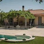Vanesa Retreat, 3br With Lush Outdoor Oasis By Mana Gers