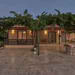 Villa Vanesa Retreat, 3br With Lush Outdoor Oasis By Mana Gers