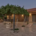 Vanesa Retreat, 3br With Lush Outdoor Oasis By Mana Gers Romírion