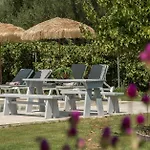 Vanesa Retreat, 3br With Lush Outdoor Oasis By Mana Gers Romírion