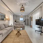 Vanesa Retreat, 3br With Lush Outdoor Oasis By Mana Gers Romírion