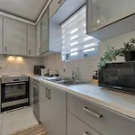 Vanesa Retreat, 3br With Lush Outdoor Oasis By Mana Gers Villa Romírion