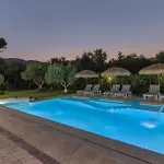 Vanesa Retreat, 3br With Lush Outdoor Oasis By Mana Gers Villa *