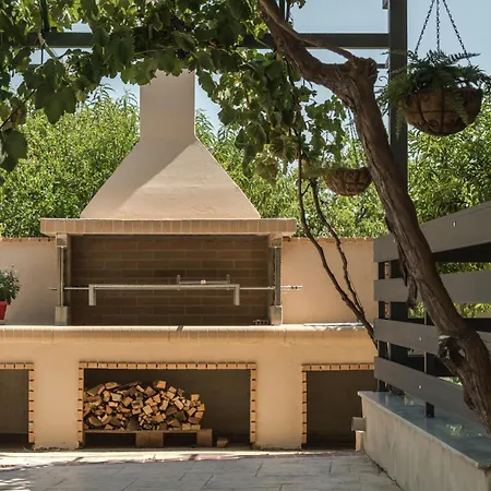 Vanesa Retreat, 3br With Lush Outdoor Oasis By Mana Gers Villa Romírion